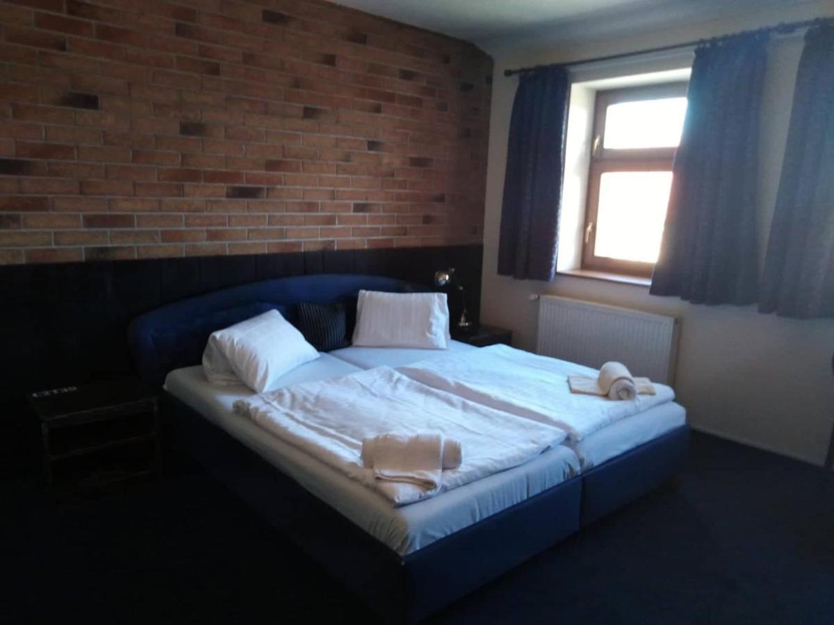 Hotel Chicago Chomutov Extérieur photo